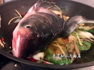 4、【青石居私房菜】之土匪鱼头,加入腌制好的鱼头翻炒