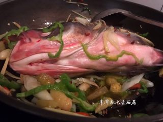 5、【青石居私房菜】之土匪鱼头,继续翻炒