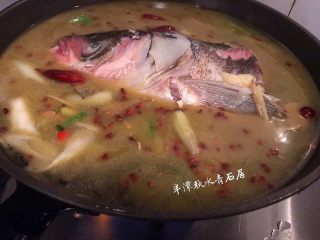 7、【青石居私房菜】之土匪鱼头,加入纯净水