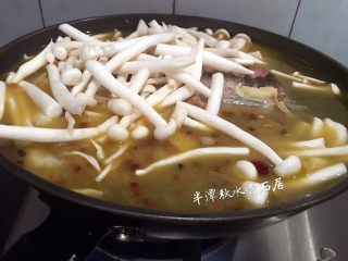 9、【青石居私房菜】之土匪鱼头,倒入切好的海鲜菇