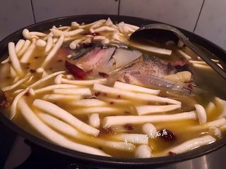 10、【青石居私房菜】之土匪鱼头,煮开打去血泡