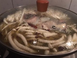 11、【青石居私房菜】之土匪鱼头,盖上锅盖慢火炖