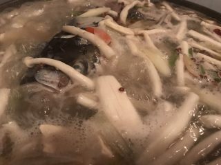 12、【青石居私房菜】之土匪鱼头,倒入少许花雕、挤压几滴柠檬汁