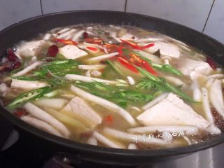 13、【青石居私房菜】之土匪鱼头,加入切好的辣椒