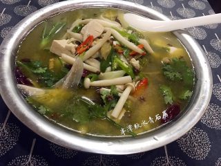 15、【青石居私房菜】之土匪鱼头,端上桌即可享用、吃的时候连汤一起舀入碗中、食材浸泡着吃、酸辣鲜香爽、保证让你大快朵颐、尤其适合女性朋友