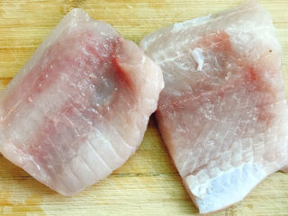 2、香辣草鱼,取一餐的量，摸上盐、料酒和白胡椒粉腌制一下