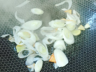 7、香辣草鱼,炒出香味。