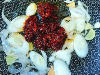 8、香辣草鱼,放入郫县豆瓣酱。