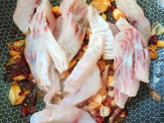 10、香辣草鱼,将草鱼放入锅中。