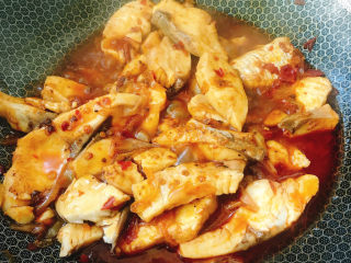 15、香辣草鱼,倒入煮好的鱼中