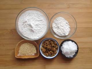 1、糖油果子,备好所需食材