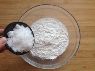 2、糖油果子,将糯米粉、粘米粉和白糖倒入碗中