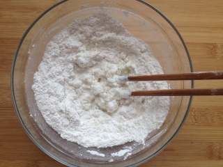 3、糖油果子,搅拌均匀