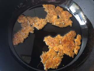 8、糖油果子,开中小火将红糖烧化，漂浮在油面上，关火