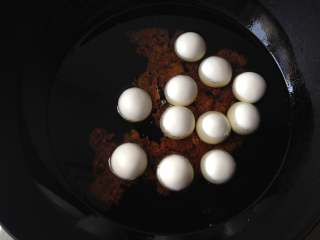 9、糖油果子,待油温稍微降下来，红糖沉入油底，再依次放入圆子，开小火慢炸，这时不要去动它，可以经常晃动锅子