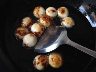 10、糖油果子,炸一会后，可以用锅铲轻轻推动油果子，使其受热均匀，以防粘黏和炸糊