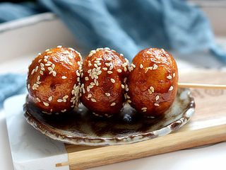 13、糖油果子,可以用竹签或牙签插在果子上，食用起来很方便，非常非常好吃哦