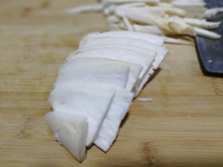 5、多彩素炒杏鲍菇,再切成片切细条，