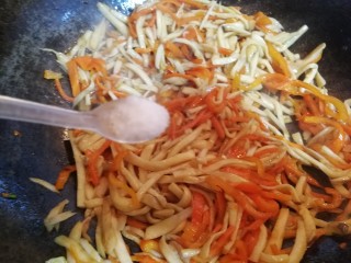 17、多彩素炒杏鲍菇,半小勺味素，翻炒几下，