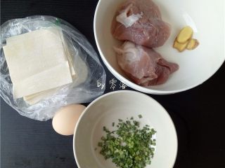 1、四川抄手,备好食材：猪瘦肉，抄手皮，鸡蛋，老姜，葱末； 