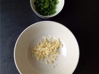 8、四川抄手,老姜、大蒜洗净，剁碎；小葱洗净，切葱花；