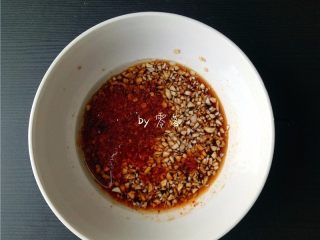 9、四川抄手,姜蒜碗里调入适量生抽，香醋，藤椒油，油泼辣子，盐，白糖，清汤搅拌均匀；
