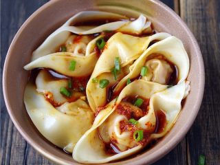 13、四川抄手,淋入第九步的调料，撒上葱花即可。