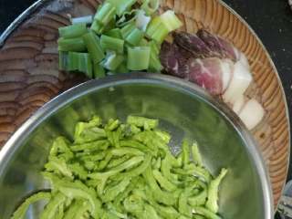 1、苦瓜炒腊肉,备菜，将苦瓜用盐拌匀，腌一下。