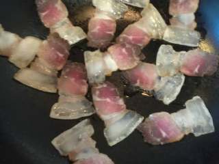 2、苦瓜炒腊肉,不用放油，将肉片贴在锅边。