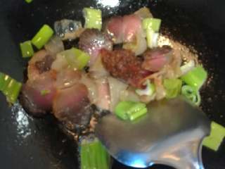 4、苦瓜炒腊肉,加一勺子辣酱。