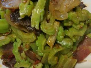 5、苦瓜炒腊肉,放入苦瓜，不必再放盐了。断生出锅。