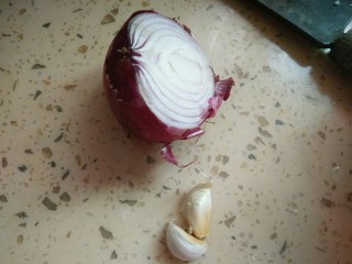 4、手撕包菜,洋葱和蒜头