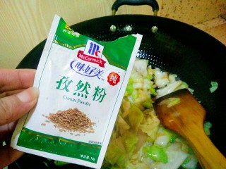 11、手撕包菜,孜然粉，翻炒均匀出锅，因为生抽有咸味，可以根据自己口味再调咸淡