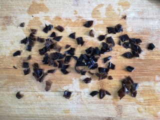 5、八宝百财福袋,将泡发的小碗秋耳洗净切小块。