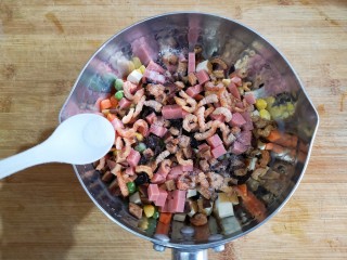 9、八宝百财福袋,将准备好的食材统统装进容器中，加一丢丢的盐就可以，鸡精神马的都不用加了，里面的各种食材鲜味十足了哦。