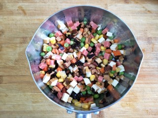 11、八宝百财福袋,拌匀。