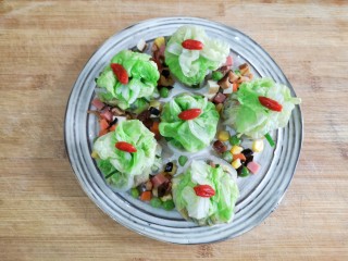 19、八宝百财福袋,将扎好的福袋放入盘中，把剩余的蔬菜丁均匀的摆在盘中，在福袋上再摆一个泡好的枸杞，上锅隔水蒸7-8分钟即可。