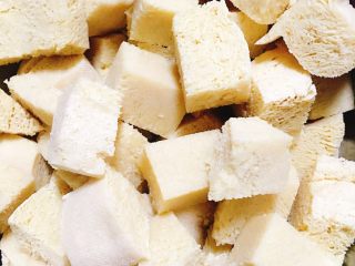 1、♒︎快手菜♒︎麻辣冻豆腐????,冻豆腐用水缓开以后切块备用