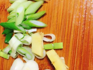 2、♒︎快手菜♒︎麻辣冻豆腐????,葱，姜，蒜切好备用