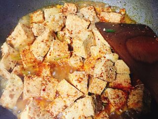 8、♒︎快手菜♒︎麻辣冻豆腐????,我们让多余的水多炒一会让冻豆腐吸吸汁入味