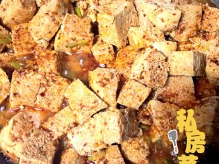 9、♒︎快手菜♒︎麻辣冻豆腐????,出锅前放入少许盐和味精翻炒一下就可以吃咯，，吃的时候你会尝到麻辣味完全让冻豆腐吸收好吃的呦快来试下吧????????