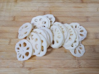 1、干锅藕片,莲藕去皮洗干净切成片。