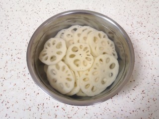 2、干锅藕片,用凉水泡上去一下藕片表面的淀粉。
