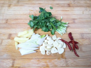 3、干锅藕片,葱姜蒜切碎，香菜切成段，准备好干红辣椒。