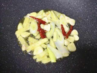 4、干锅藕片,炒锅内倒适量的食用油烧热，下入葱姜蒜和干红辣椒大火炒香。