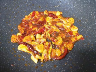 5、干锅藕片,加入豆瓣酱炒出红油。