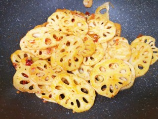 6、干锅藕片,下入藕片翻炒均匀。