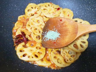 8、干锅藕片,放蔬之鲜翻炒均匀关火。