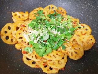 9、干锅藕片,下入香菜和熟白芝麻，利用锅的余温翻炒均匀。