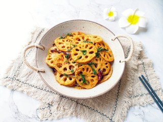 10、干锅藕片,盛出装盘。